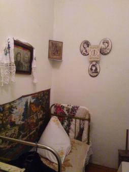 В мини-музее "Русская изба" имеются иконы, рушник ручной работы, прялка, чугунный утюг, коромысло, самовар